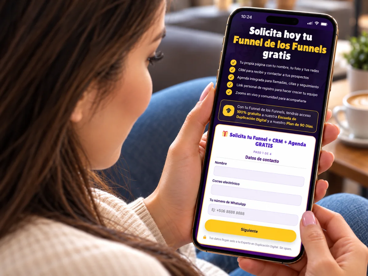 Mujer llenando el formulario de solicitud de la Página Web Personalizada + CRM y Agenda Gratis